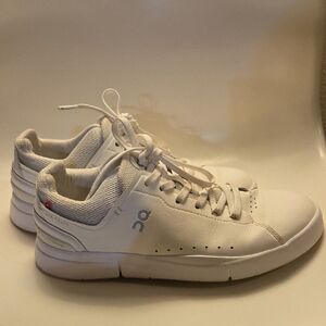 On Running The Roger Advantage Tennjs Women's White Athletic Shoes